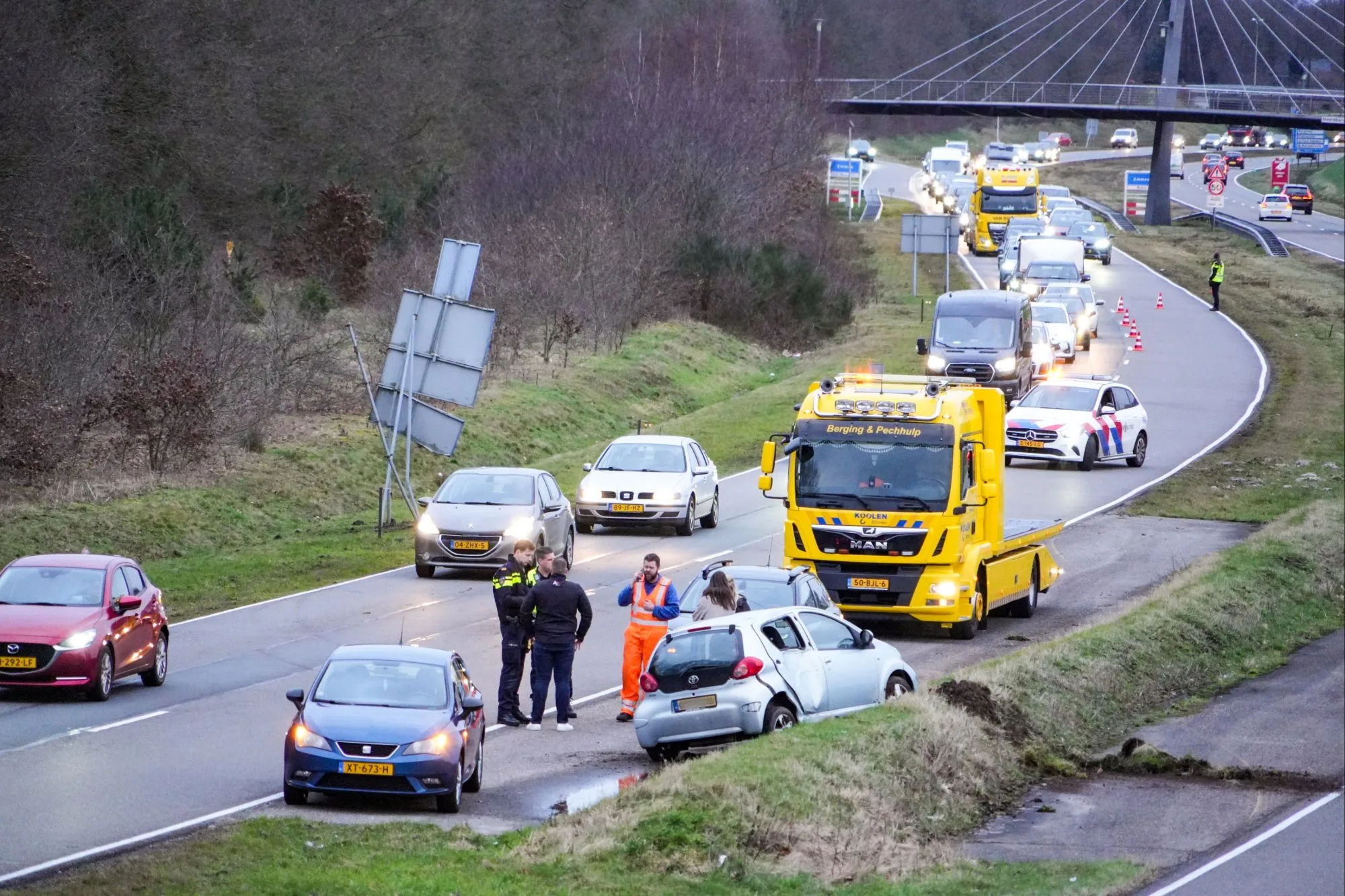 Lange file op Rondweg in Emmen na ongeval.